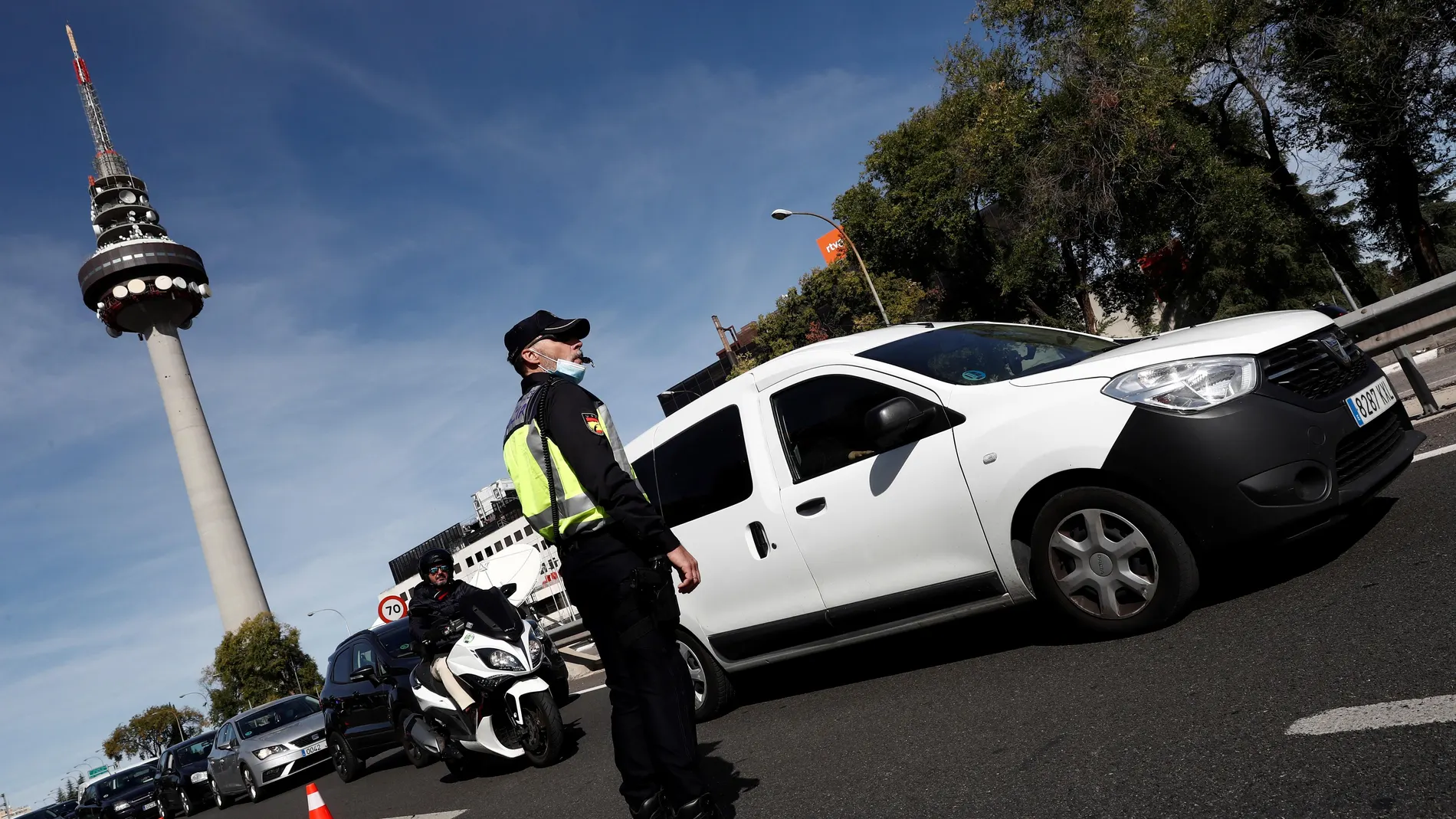Control policial en uno de los accesos a Madrid tras la entrada en vigor de las nuevas restricciones de movilidad para frenar la pandemia