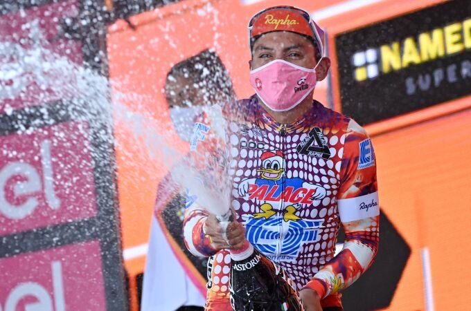 Jonathan Caicedo celebra su victoria en el podio del Giro