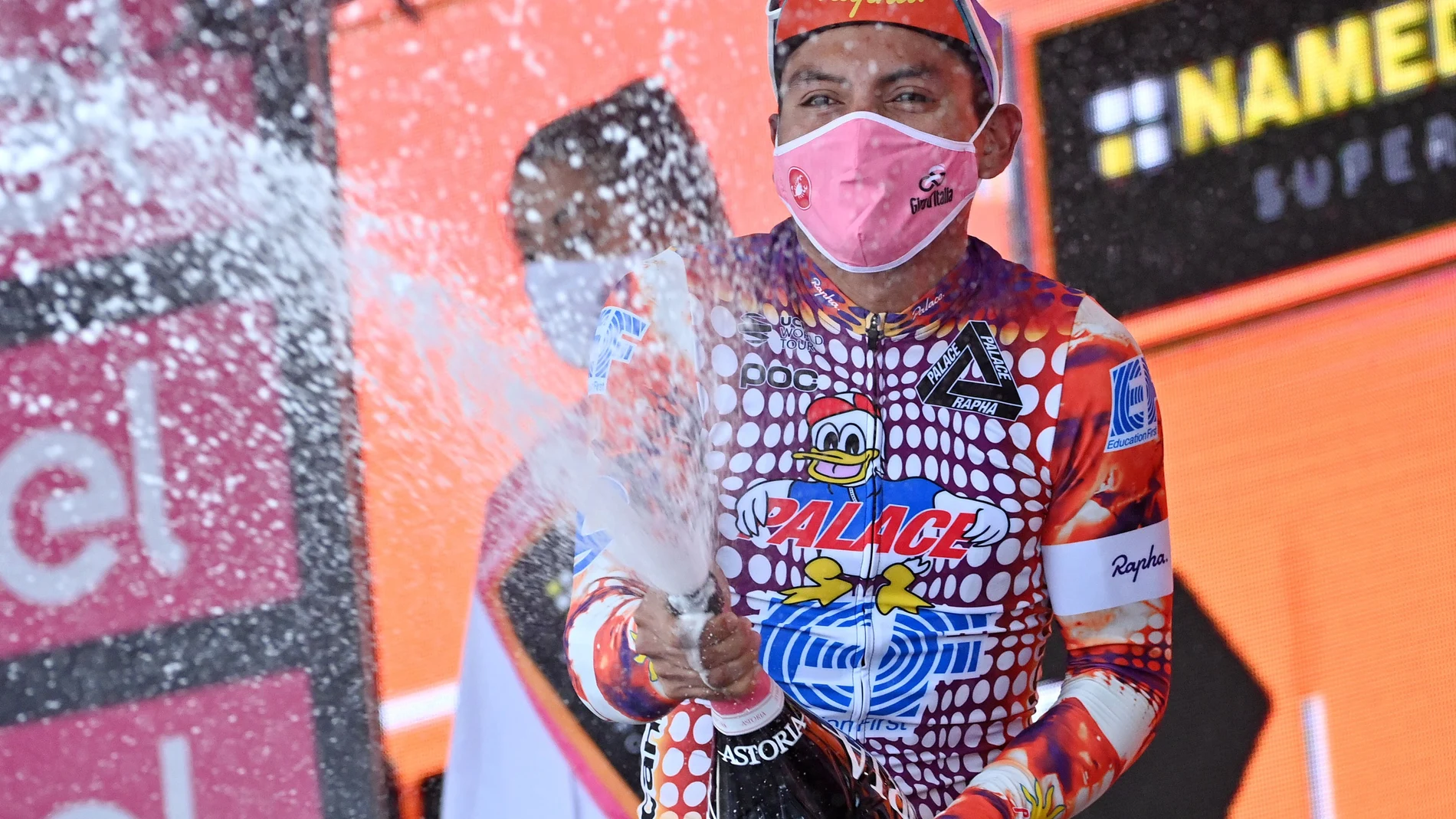 Jonathan Caicedo celebra su victoria en el podio del Giro