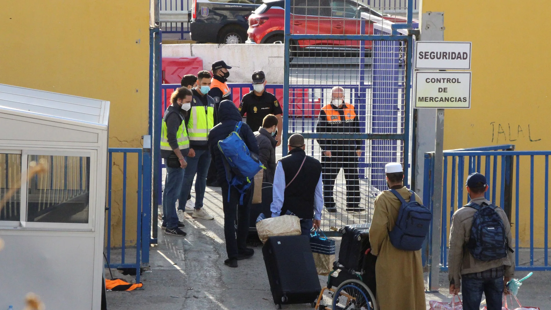 Las autoridades de Marruecos reabrieron en mayo la frontera del Tarajal que separa Ceuta de Marruecos para permitir el regreso de marroquíes que estaban viviendo en la ciudad autónoma desde que se decretó el cierre fronterizo. Lo mismo ocurrió en Melilla EFE/ Reduan Dris