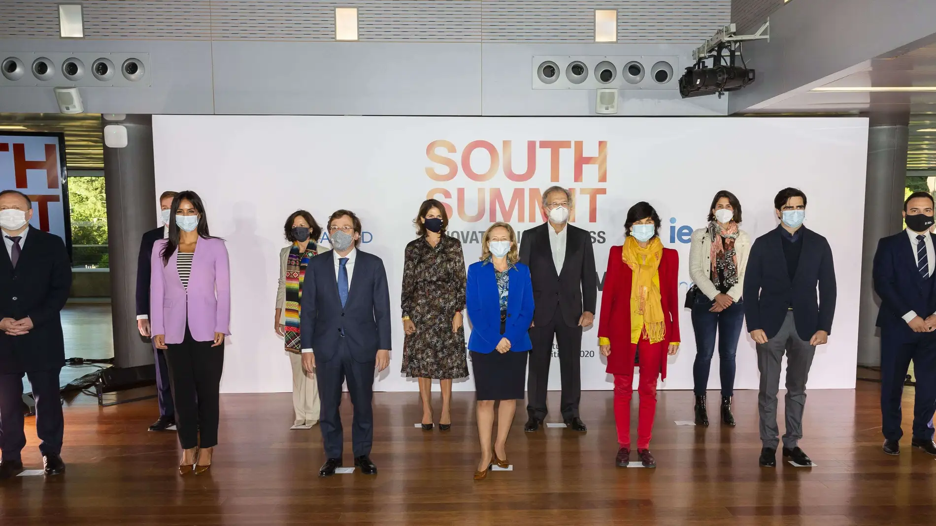 La vicepresidenta tercera y ministra de Asuntos Económicos y Transformación Digital, Nadia Calviño (centro), presidió la inauguración del South Summit 2020
