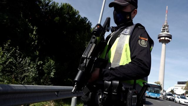Control policial en el acceso a capital este lunes, primer día laborable de las nuevas restricciones establecidas en Madrid capital y otros nueve municipios para frenar la expansión del coronavirus.