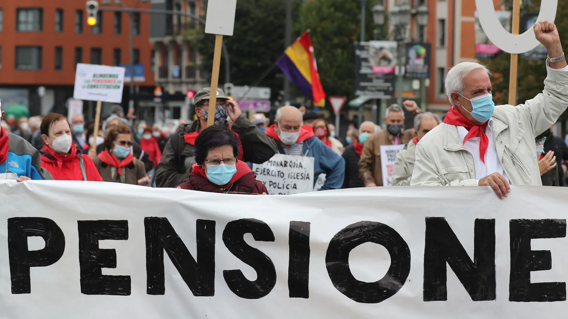 Pensionistas vizcaínos durante la manifestación hasta el Palacio de Justicia en Bilbao