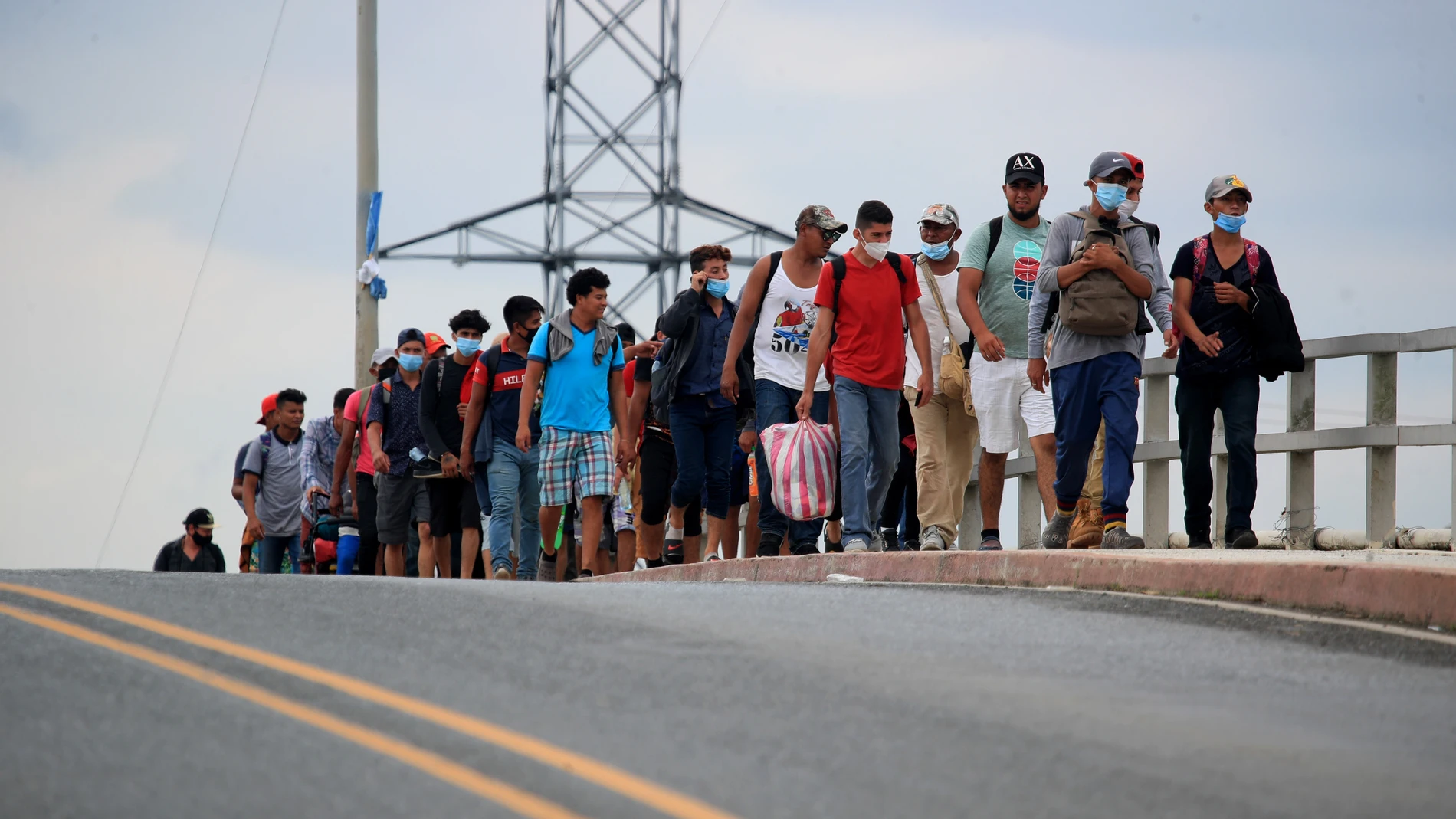 Un gran número de migrantes hondureños llegando a Izabal (Guatemala) en su rumbo a Estados Unidos