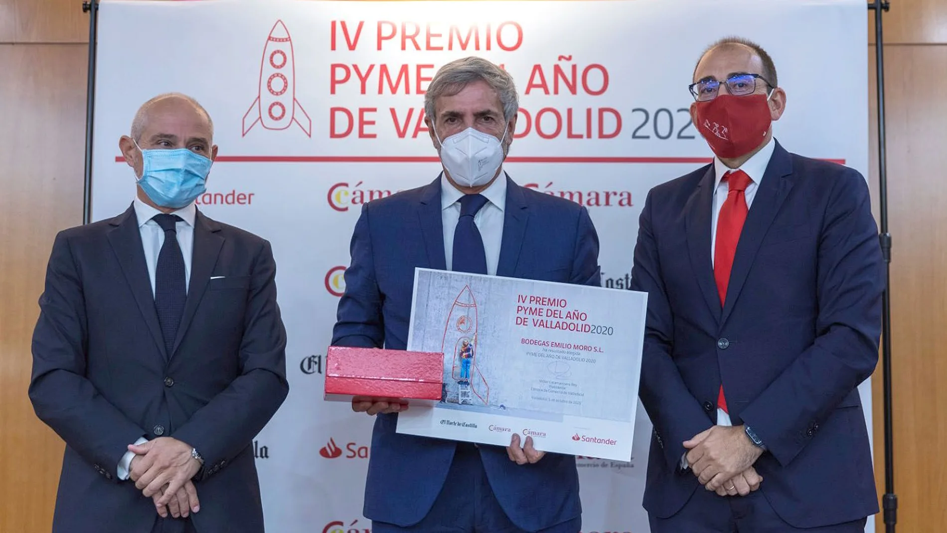 (I a D) El presidente de la Cámara de Comercio de Valladolid, Víctor Caramanzana; el presidente de Bodegas Emilio Moro, José Moro, y Francisco Javier Martín Clavo, delegado Territorial del Banco Santander en Castilla y León, en la entrega del Premio Pyme del año 2020 de Valladolid