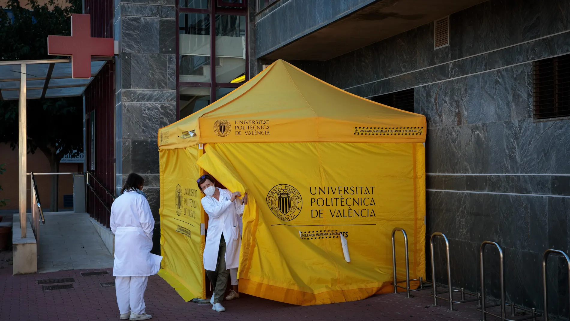 Sanitarias salen de una carpa preparada para realizar test rápidos a personal con síntomas de coronavirus del campus de la Universidad Politécnica de València tras detectarse una serie de contagios en estudiantes relacionados con el colegio mayor Galileo Galilei.