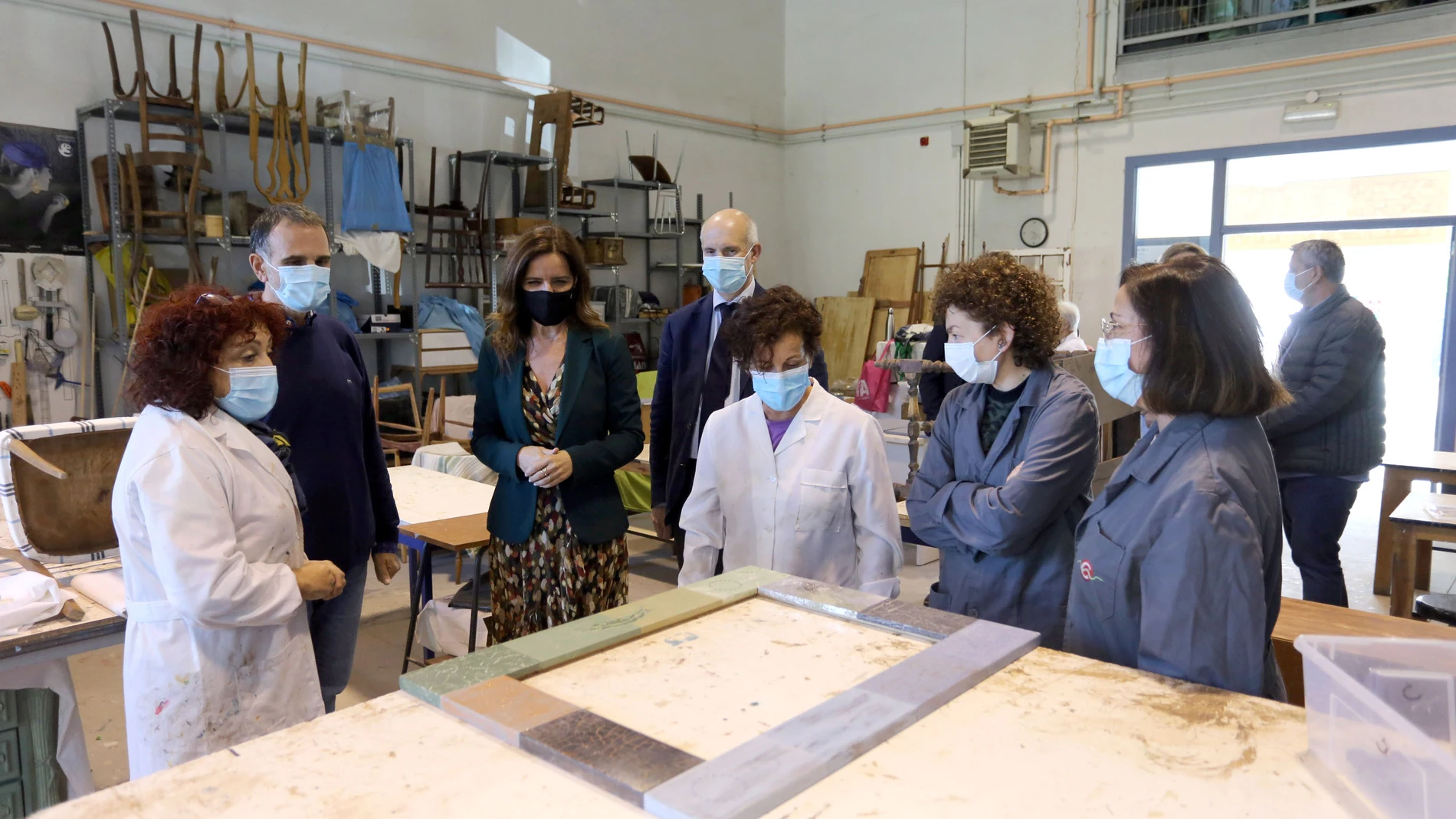 La consejera de Empleo e Industria, Carlota Amigo, durante su visita el Centro Regional de Artesanía