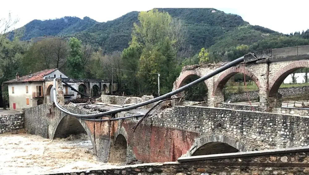 Inundaciones en el río Tanaro, a su paso por la localidad italiana de Ormea, al noroeste de Piamonte