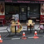 Los bares y cafés parisinos permanecen cerrados desde hoy después de que la capital francesa entrara en la fase de alerta máxima contra la covid-19