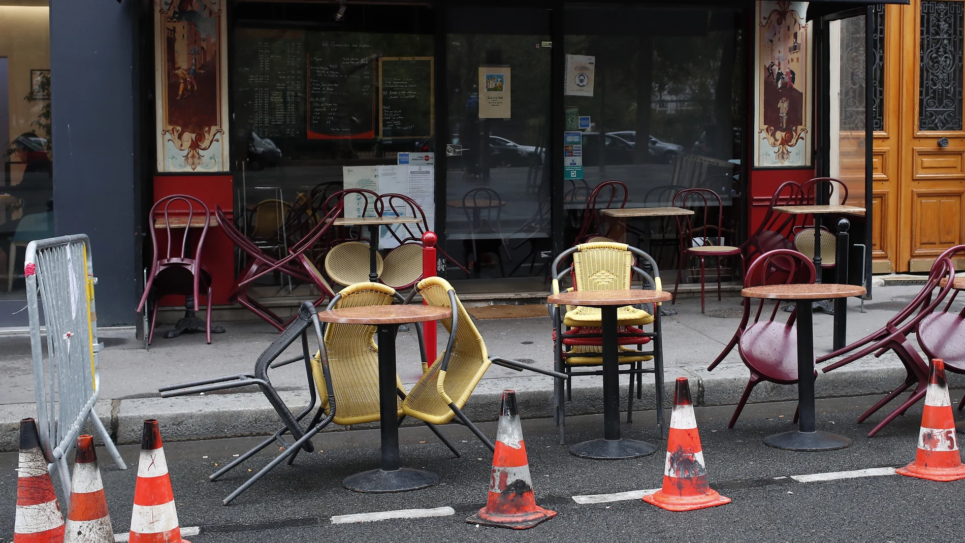 Los bares y cafés parisinos permanecen cerrados desde hoy después de que la capital francesa entrara en la fase de alerta máxima contra la covid-19