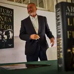 El escritor Arturo Pérez-Reverte durante la presentación de su último libro