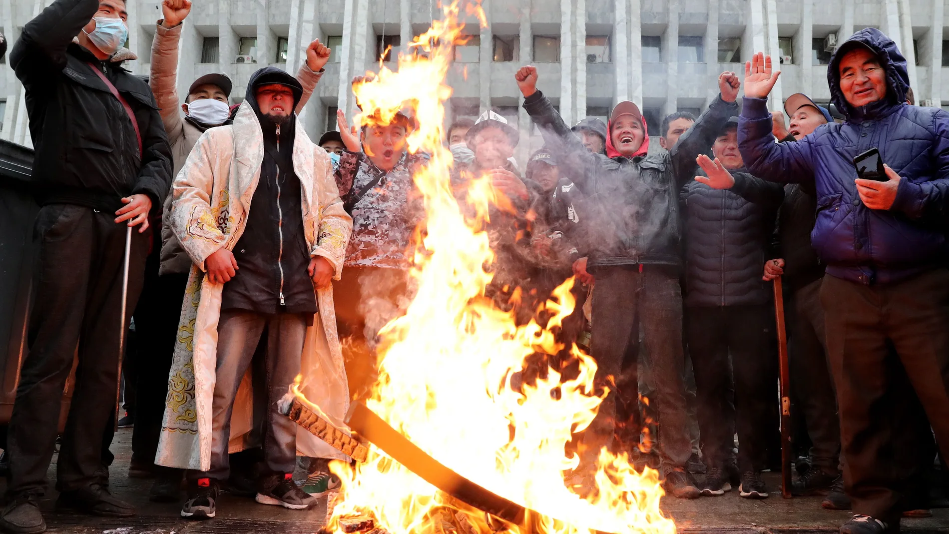 Protestas en Bishkek por los resultados de las elecciones parlamentarias el domingo