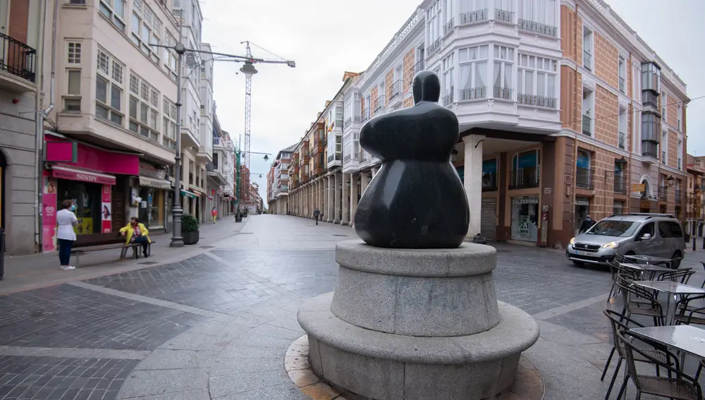 Estatua a la mujer palentina en la Calle Mayor de Palencia