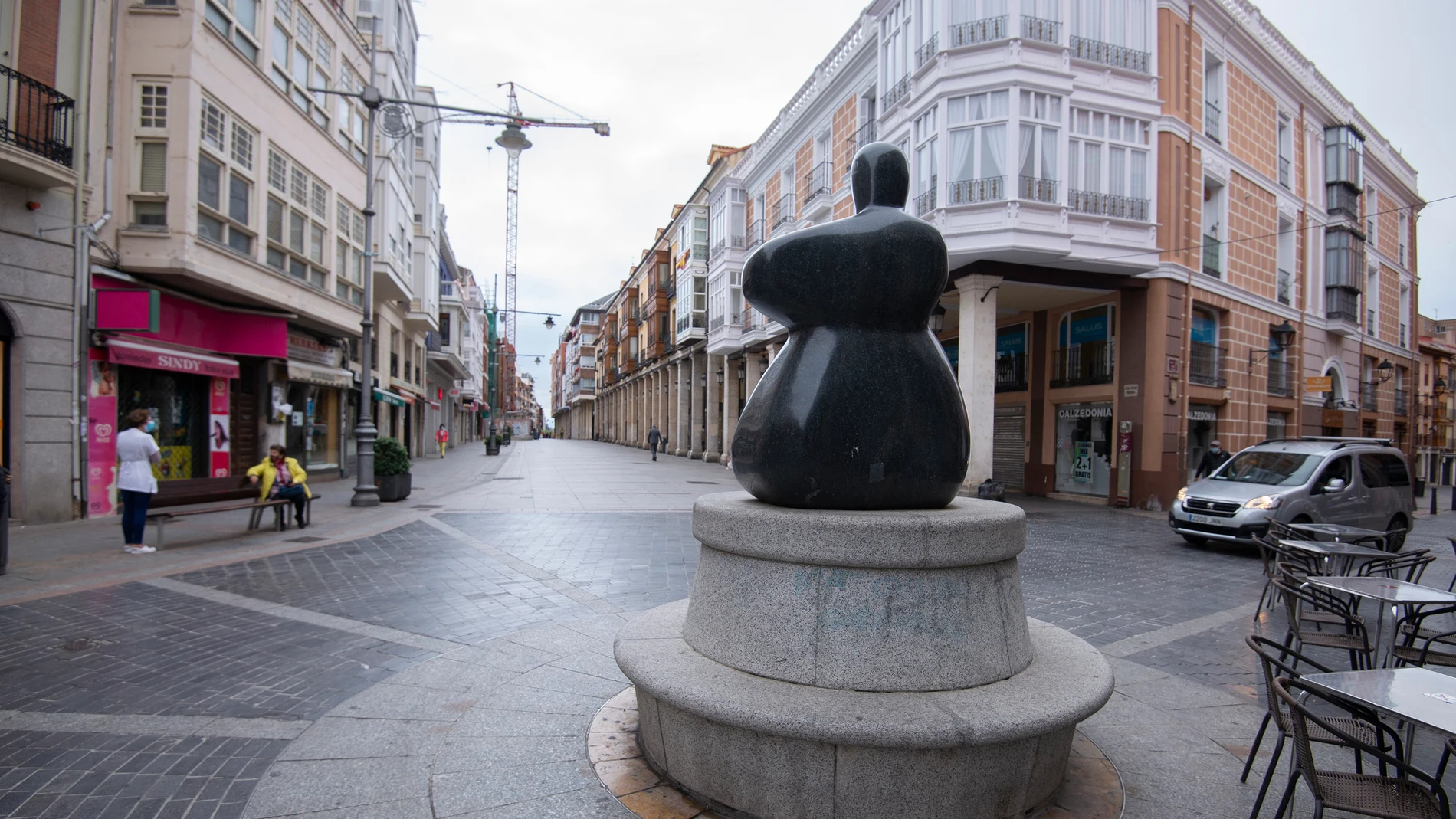 Estatua a la mujer palentina en la Calle Mayor de Palencia