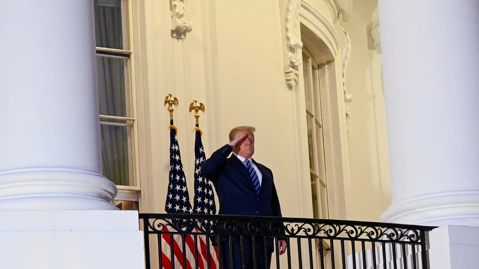 El presidente Donald Trump saluda a su vuelta a la Casa Blanca tras tres días de ingreso en el hospital