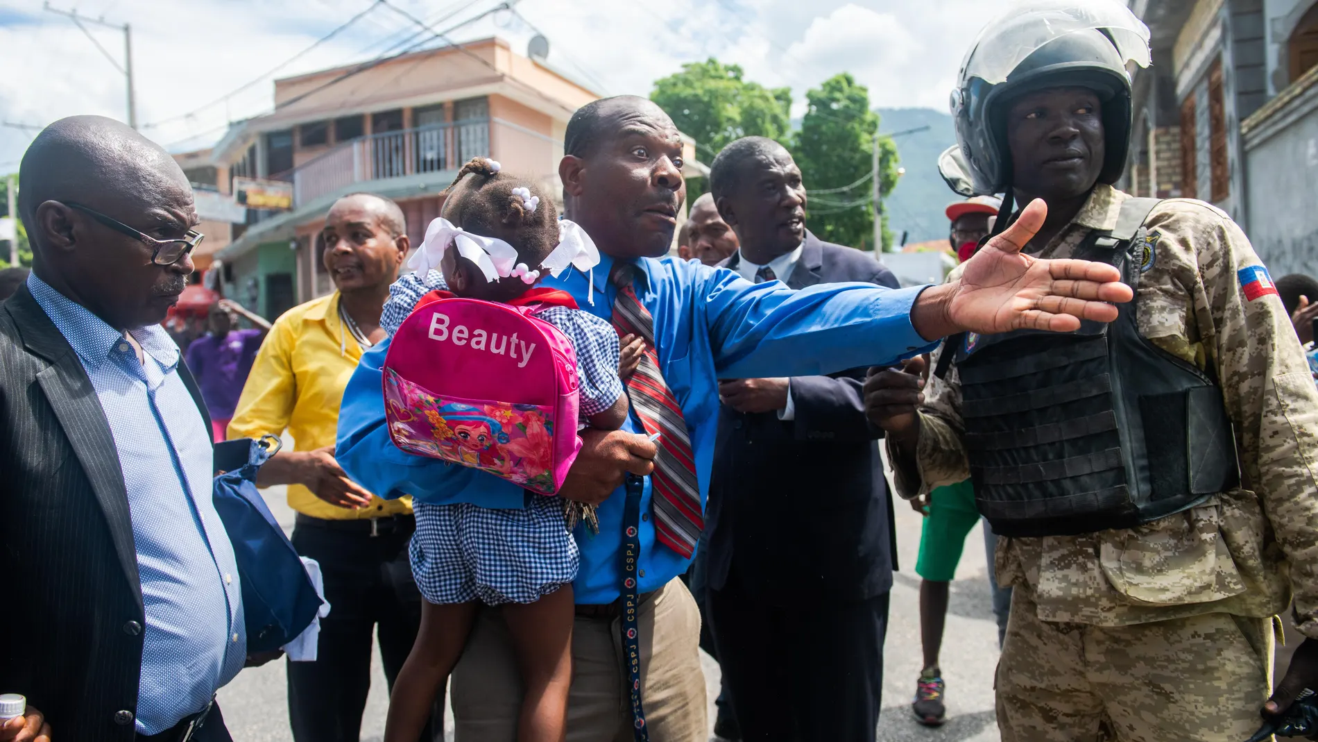 AME9448. PUERTO PRÍNCIPE (HAITÍ), 05/10/2020.- Un hombre habla con unos policías durante una protesta, este lunes, por la muerte del estudiante Grégory Saint-Hilaire, fallecido supuestamente por tiros de un policía de la guardia presidencial el pasado 2 de octubre en Puerto Príncipe (Haití). Al menos un manifestante murió en las protestas de este lunes, que coinciden con una advertencia hecha este lunes por el Consejo de Seguridad de la ONU por el riesgo de que estas tensiones desestabilicen Haití. EFE/ Jean Marc Herve Abelard