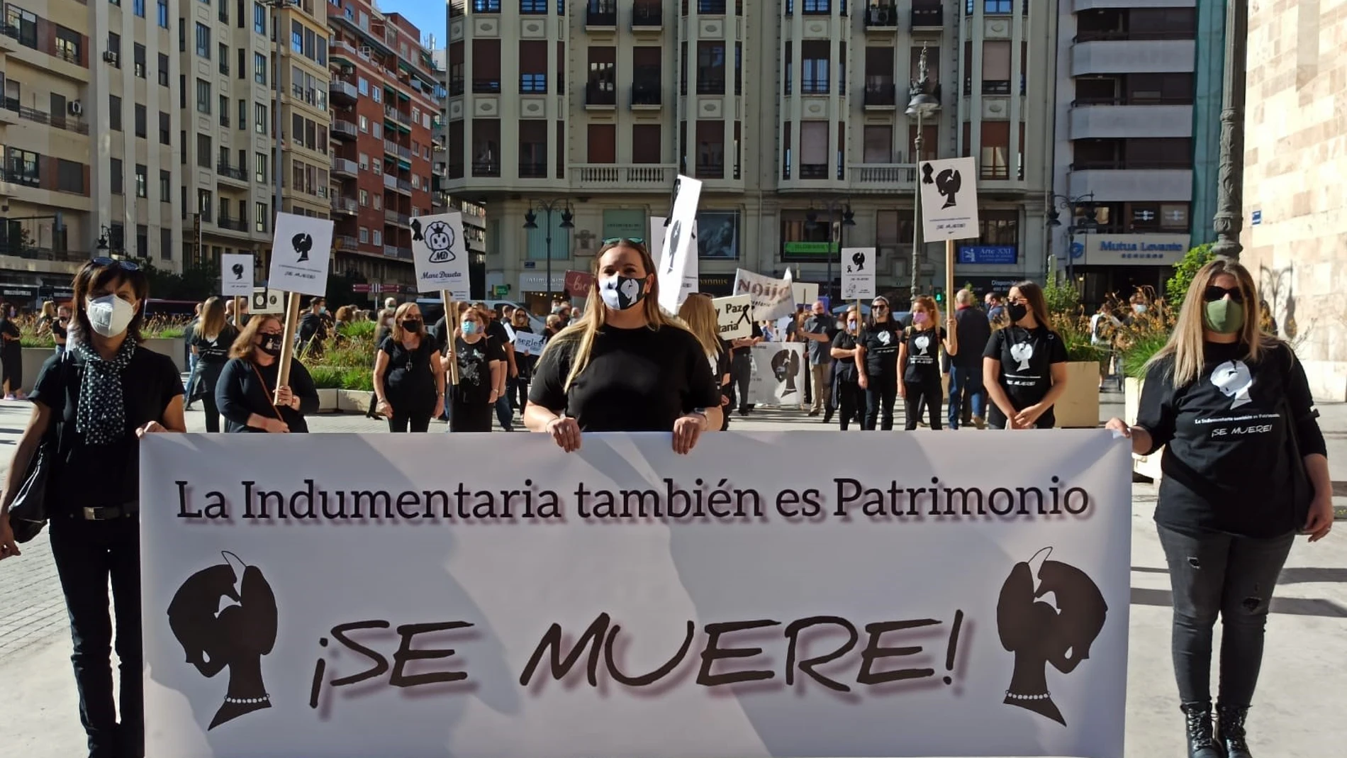 Manifestación en València La indumentaria también es Patrimonio, se muere.