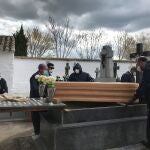Operarios proceden a enterrar un féretro en el cementerio de Aldea del Rey, Ciudad Real