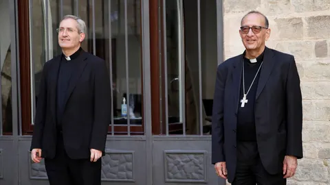 En la izquierda, el nuevo obispo auxiliar de Barcelona, Javier Vilanova, junto al cardenal arzobispo, Juan José Omella. EFE/ Toni Albir