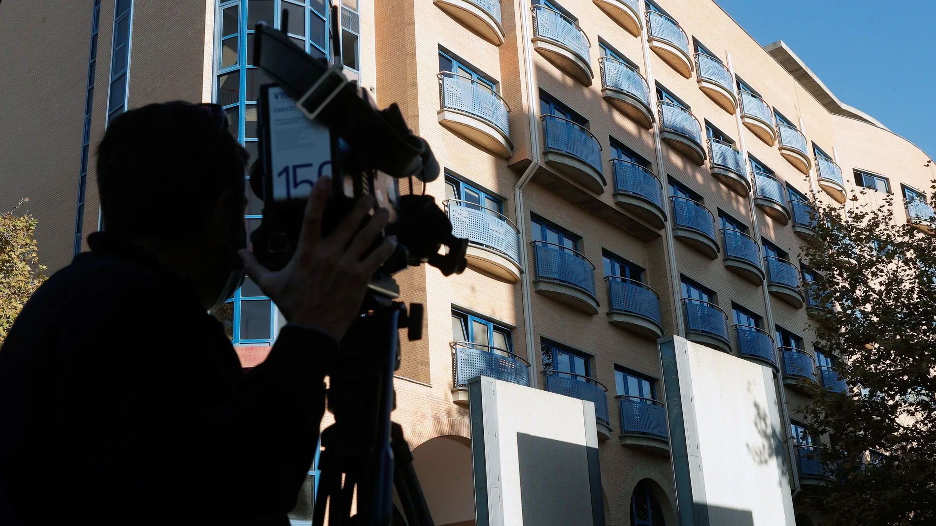 Un cámara de tv toma imágenes del colegio mayor Galileo Galilei, en Valencia, donde se encuentran confinados sus mas de 600 estudiantes tras el brote de Covid-.19 detectado tras una fiesta que ha obligado a cerrar el Campus de la Politécnica a mas de 25.000 alumnos y seguir la clases online