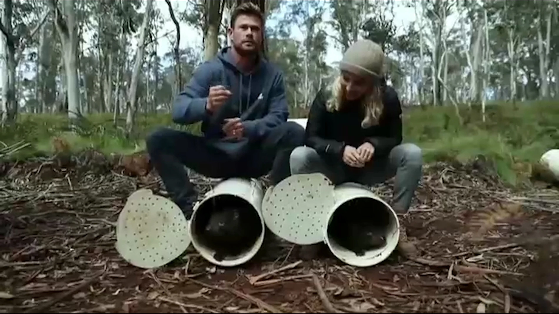 Chris Hemsworth y Elsa Pataky sueltan dos demonios de Tasmania en Australia