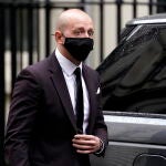 Lee Cain, responsable de Comunicación de Boris Johnson, sale de Downing Street