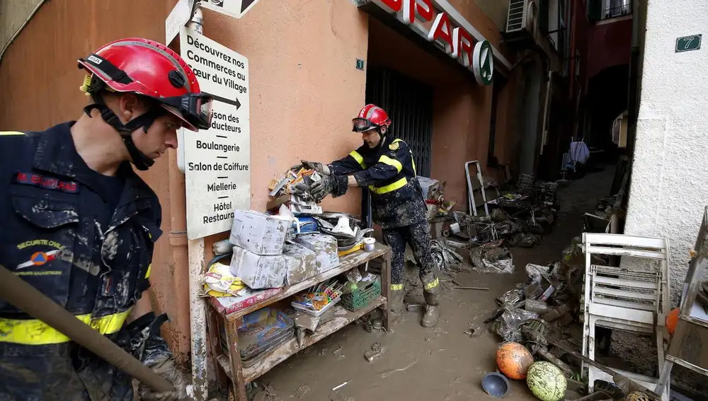 Bomberos franceses realizan trabajos de limpieza en las calles y tiendas inundadas por la tormenta