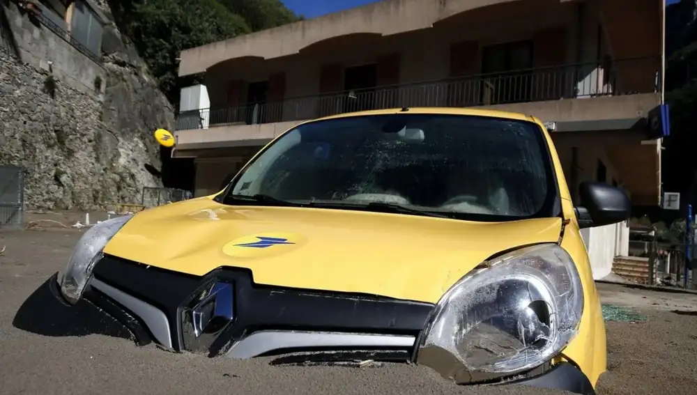 Un coche permanece sumergido en el lodo tras el paso de Alex en Breil Sur Roya