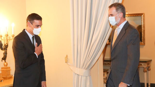 El presidente del Gobierno, Pedro Sánchez (i), saluda al Rey Felipe VI (d) a su llegada a la reunión anual del Patronato del Instituto Cervantes, en el Palacio Real de El Pardo, Madrid (España), a 6 de octubre de 2020.06 OCTUBRE 2020 MONARQUÍA;REALEZA;REYESCasa de S.M. el Rey06/10/2020