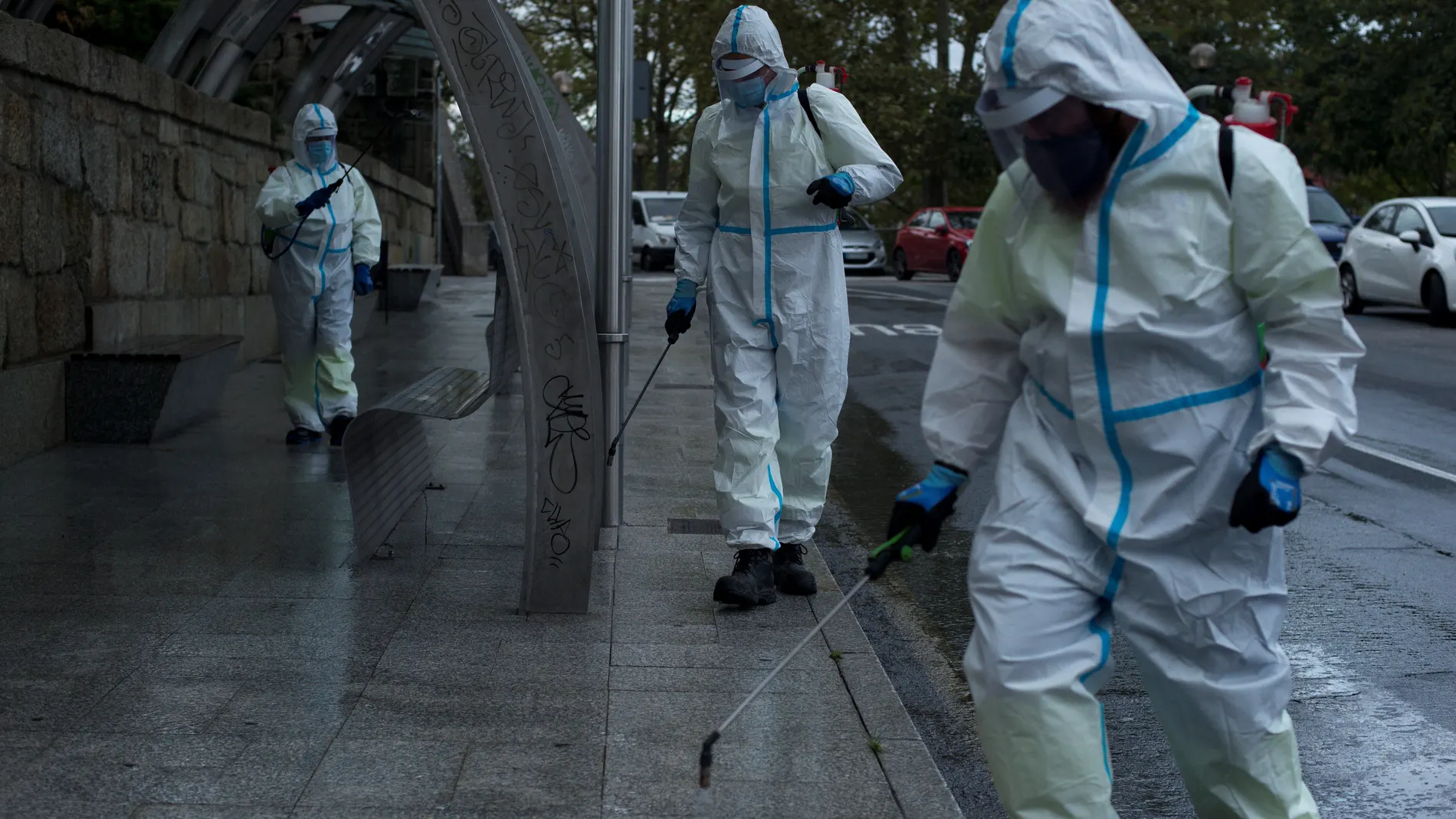 Un operario municipal realiza labores de desinfección en una calle de Orense este martes.