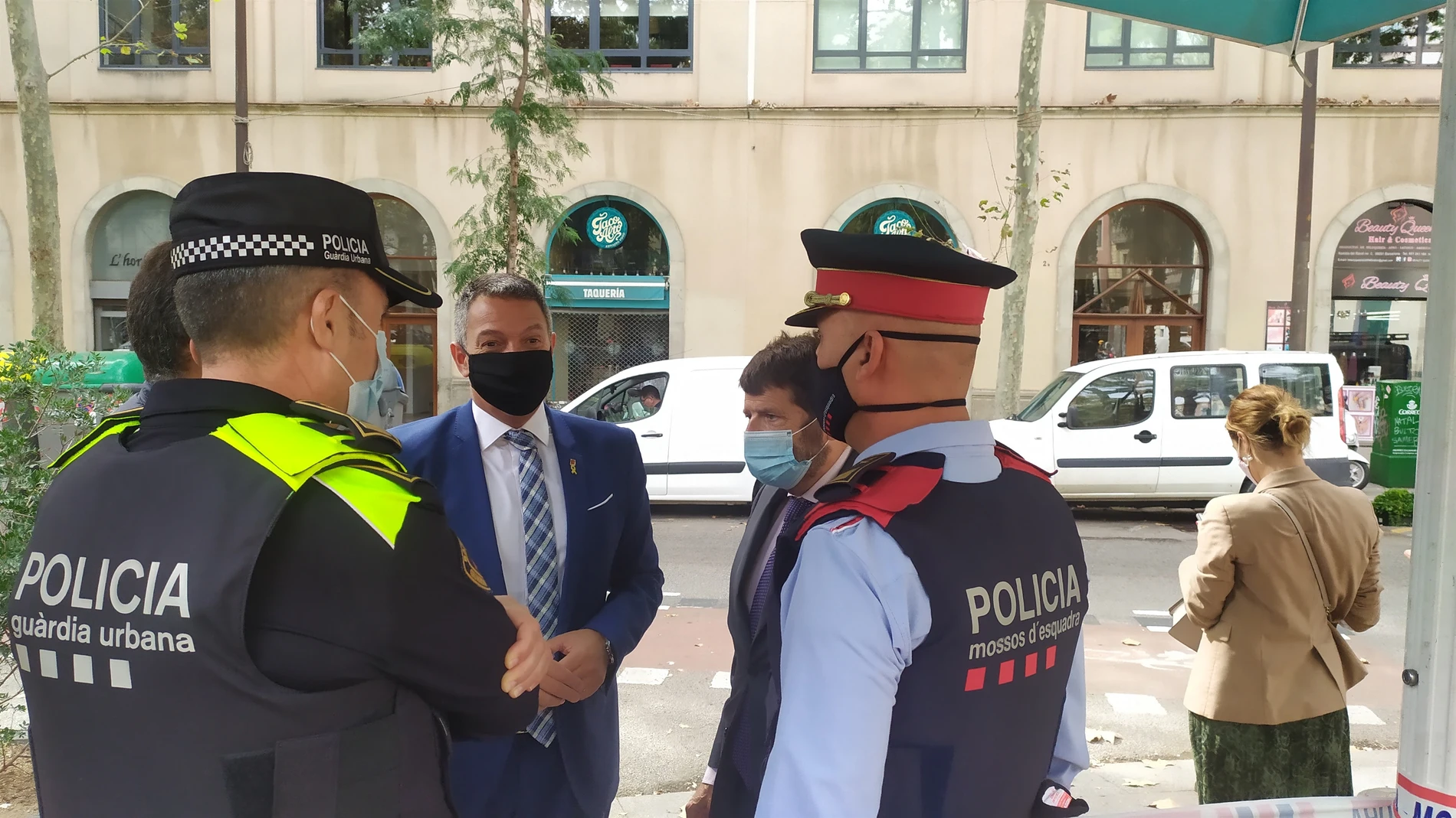 El conseller de Interior Miquel Sàmper junto al teniente de alcalde de Seguridad de Barcelona Albert Batlle, al visitar el dispositivo contra la venta de drogas en el Raval. EUROPA PRESS07/10/2020