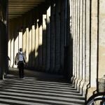 Un hombre camina por los soportales de la Calle Mayor de Palencia