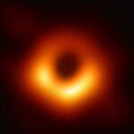 Esta icónica imagen muestra la “sombra” del agujero negro que hay en el centro de la galaxia M87, una sombra tan grande que el Sistema Solar (hasta Neptuno) cabría mil veces en su interior. Ninguna imagen captura como ésta hasta qué punto los agujeros negros se han vuelto “reales” en los últimos años.