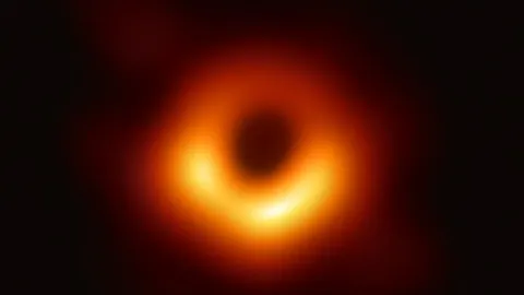 Esta icónica imagen muestra la “sombra” del agujero negro que hay en el centro de la galaxia M87, una sombra tan grande que el Sistema Solar (hasta Neptuno) cabría mil veces en su interior. Ninguna imagen captura como ésta hasta qué punto los agujeros negros se han vuelto “reales” en los últimos años.