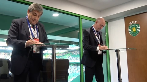 Luis Rubiales, presidente de la RFEF, y Fernando Gomes, presidente de la FPF firman el acuerdo para la candidatura conjunta al Mundial 2030