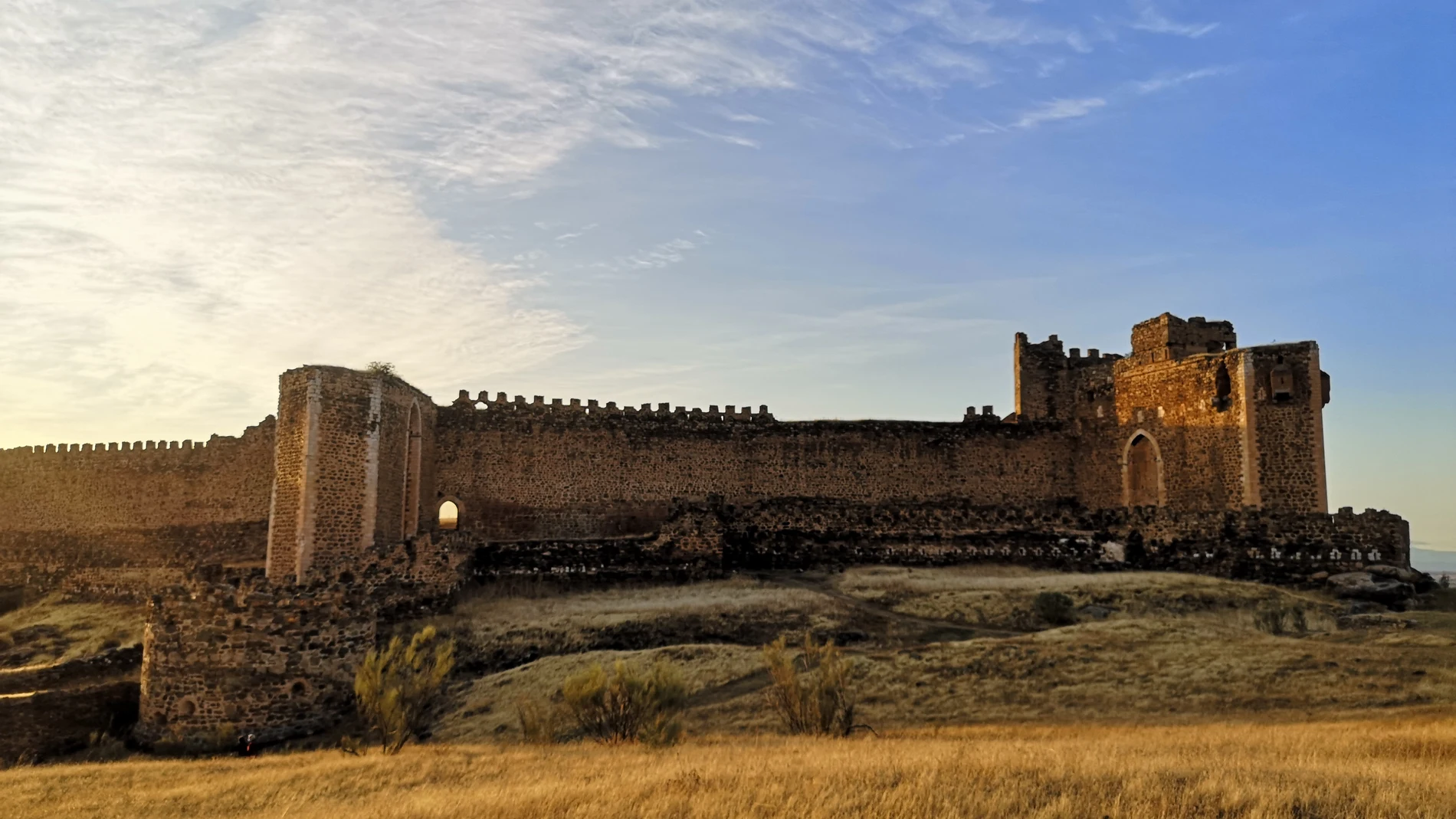 Parte de la muralla exterior del Castillo de Montalbán.