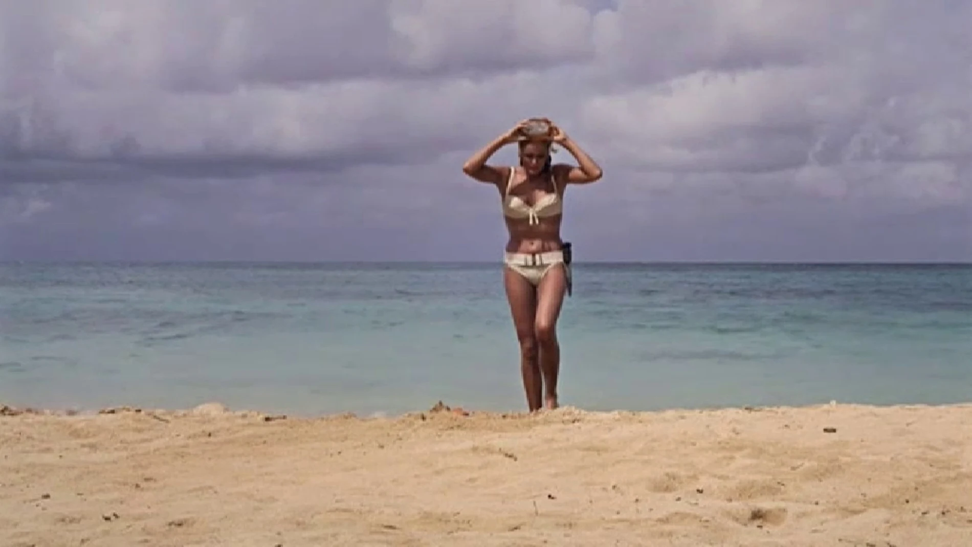 Ursula Andress en una escena de la película "Dr. No" de James Bond