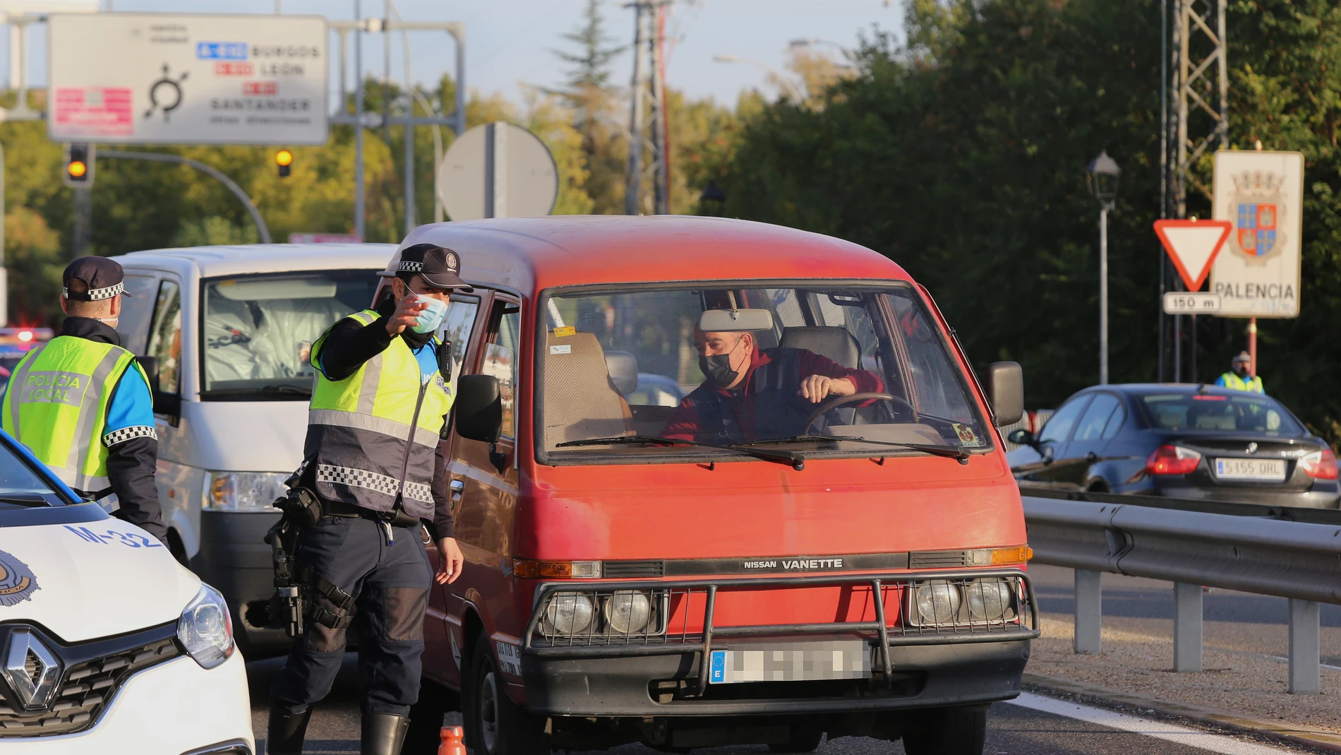 Primer día del confinamiento de la capital palentina con un control de la policía local en la P11 a la entrada de Palencia