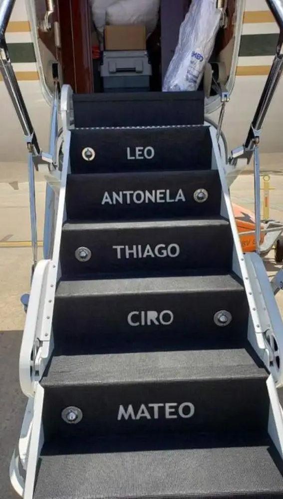 Escalera del avión de Leo Messi, con el nombre de su mujer y de sus hijos.