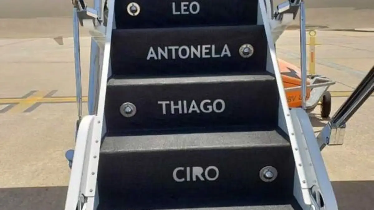 Escalera del avión de Leo Messi, con el nombre de su mujer y de sus hijos.