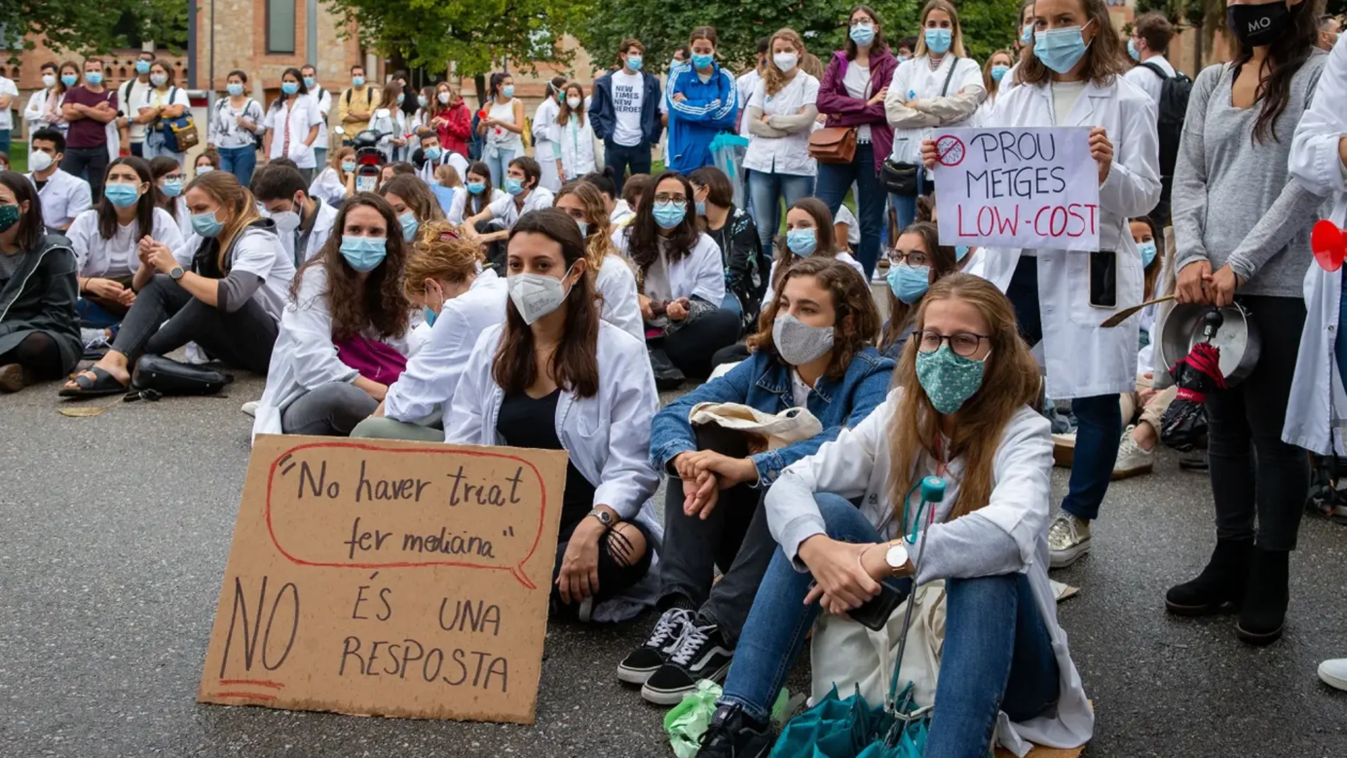 Decenas de médicos internos residentes (MIR) se concentran ante la Consejería de Salud de Cataluña para reivindicar mejoras en la formación, sus derechos laborales y la retribución que perciben, en una imagen de archivo