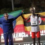 GRAFCVA8451. VALENCIA, 07/10/2020.- El atleta ugandés Josua Cheptegei y la etíope Letesenbet Gidey tras batir los records del mundo de 10.000 y 5000 metros lisos respectivamente en el NN Valencia World Record Day EFE/Manuel Bruque