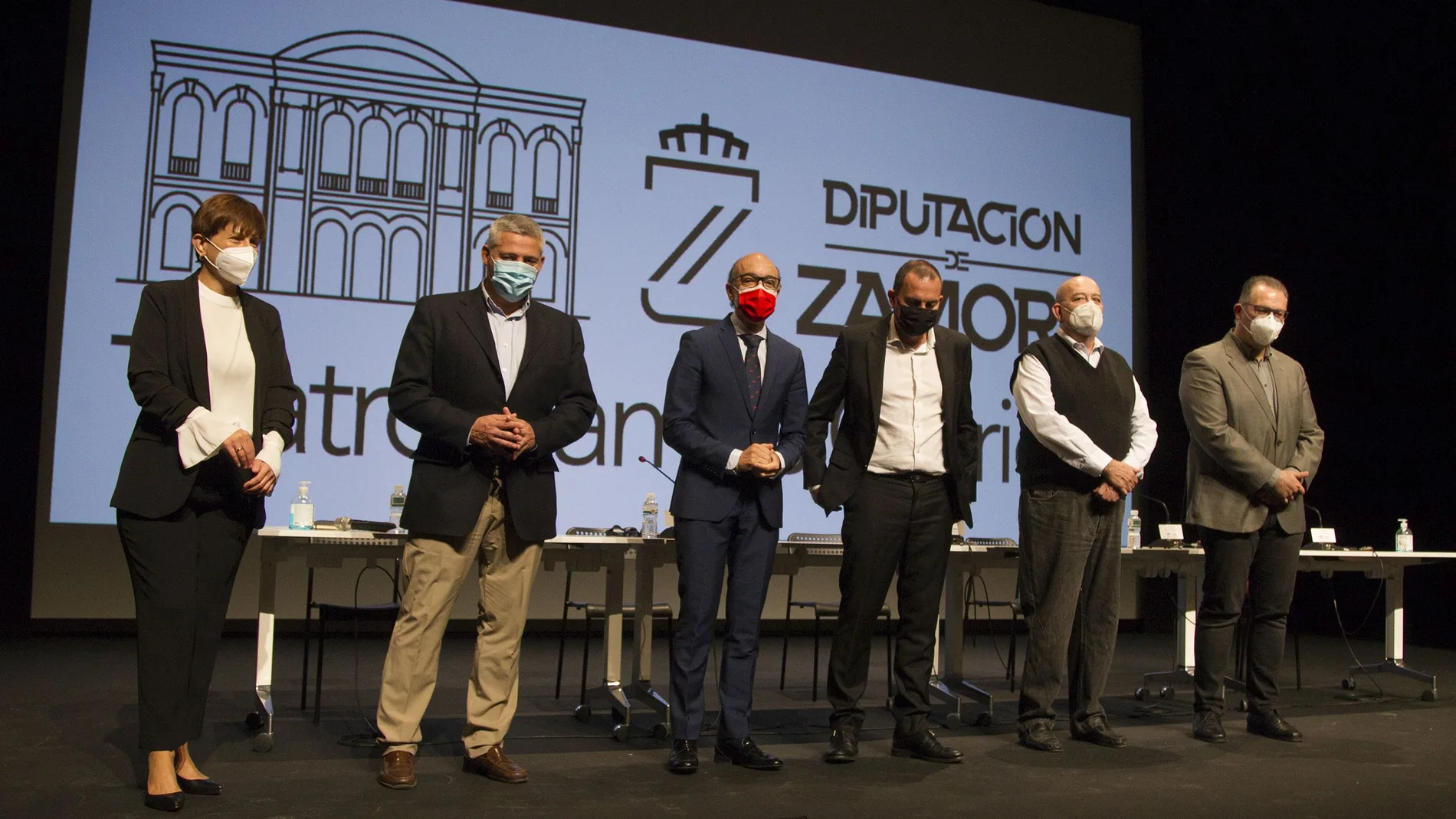 El consejero de Cultura, Javier Ortega; el presidente de la Diputación de Zamora, Francisco José Requejo; el diputado provincial de Cultura, Jesús María Prada; el director de la Fundación Miguel Delibes, Fernando Zamácola y el productor de ‘La quimera de plástico’, Tomás Martín, durante la presentación de la obra de teatro ‘Soy como un árbol que crece donde lo plantan’ de Miguel Delibes.