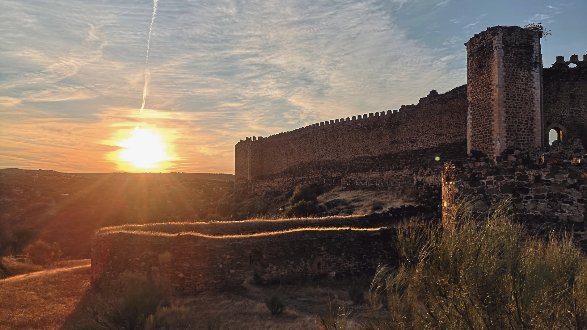 Impresionante vista del Castillo de Montalbán al atardecer.