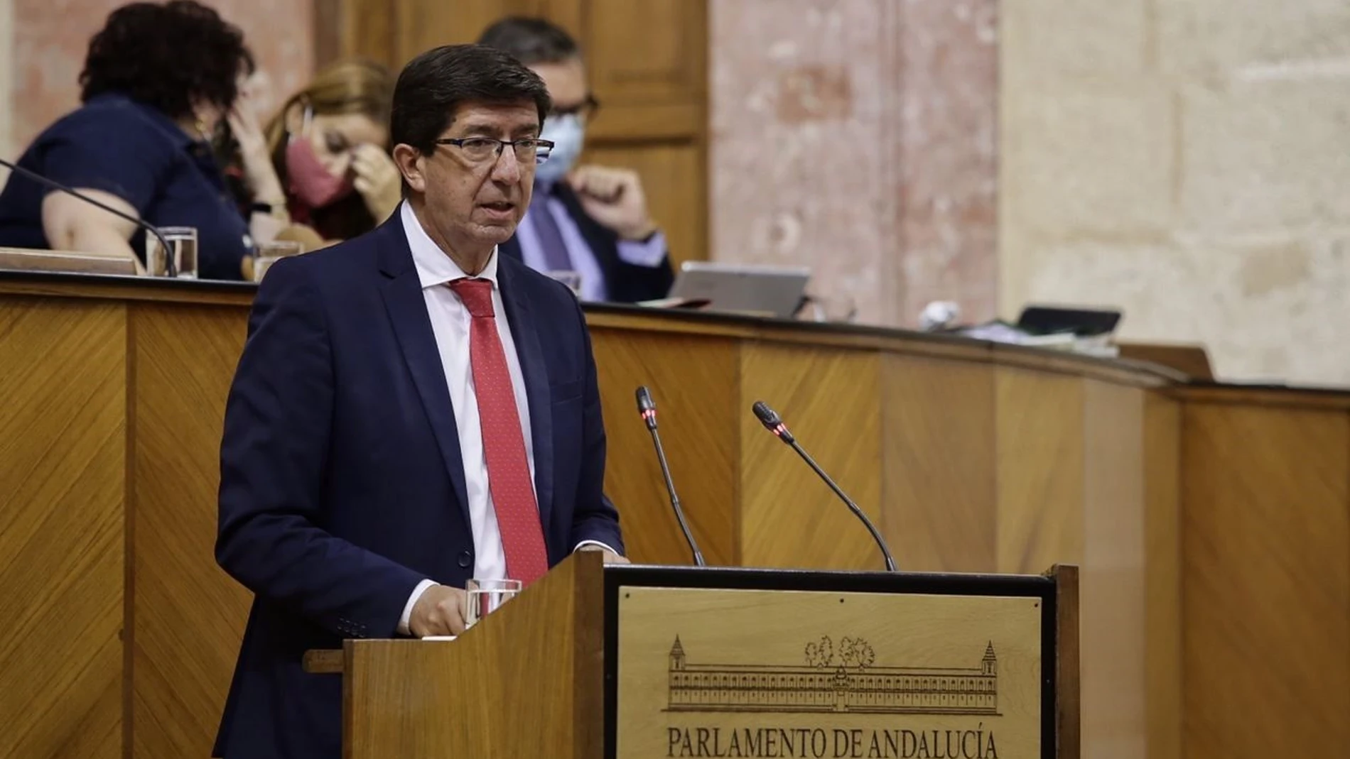 El vicepresidente de la Junta de Andalucía y consejero de Turismo, Regeneración, Justicia y Administración Local, Juan Marín, en el Pleno del Parlamento