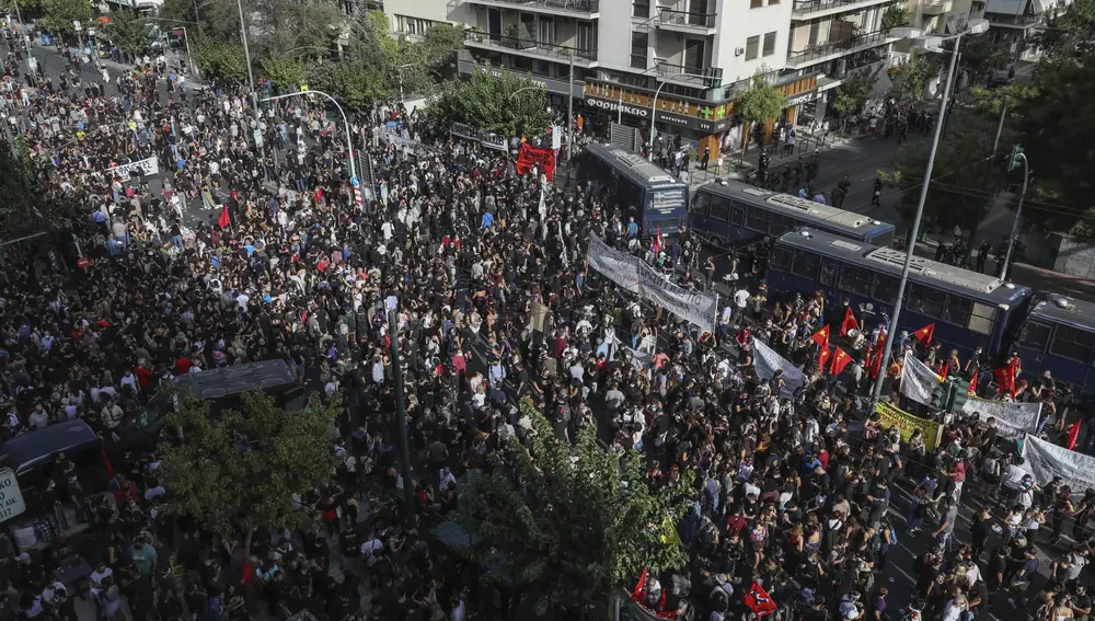 Miles de personas celebran la histórica sentencia en las calles de Atenas, antes de ser dispersados por las Fuerzas de Seguridad