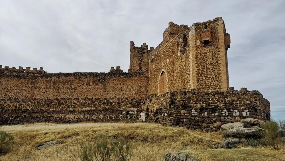 Se conoce como albarranas a los salientes defensivos que se introducían en las murallas. Las del Castillo de Montalbán llegar a lucir los 18 metros, moteadas por saeteras.