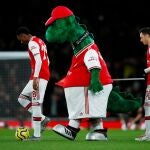 Ozil y la mascota del Arsenal, Gunnersaurus