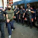 Cerca de un millar de agentes de los Mossos, la Policía Nacional y la Guardia Urbana de Barcelona participan desde primera hora de la mañana en un macrodispositivo policial para desarticular diversos entramados criminales que controlan la venta y distribución de heroína. EFE/ Alejandro García
