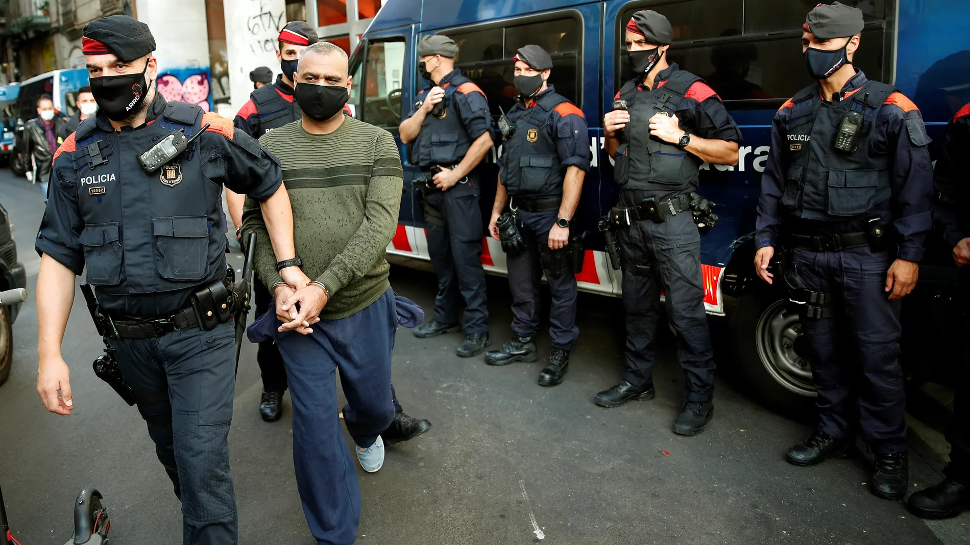 Cerca de un millar de agentes de los Mossos, la Policía Nacional y la Guardia Urbana de Barcelona participan desde primera hora de la mañana en un macrodispositivo policial para desarticular diversos entramados criminales que controlan la venta y distribución de heroína. EFE/ Alejandro García